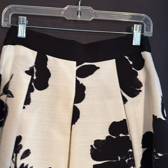 White House Black Market ladies skirt - Picture 8 of 14